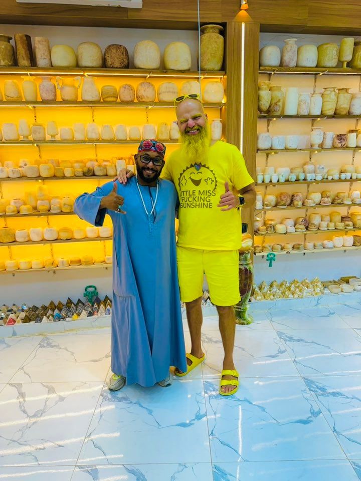 معارض الألباستر غرب الأقصر تستقبل زيارة مبهجة لشخصية الرجل الأصفر الجنوب أفريقي معارض الألباستر غرب الأقصر تستقبل زيارة مبهجة لشخصية الرجل الأصفر الجنوب أفريقي