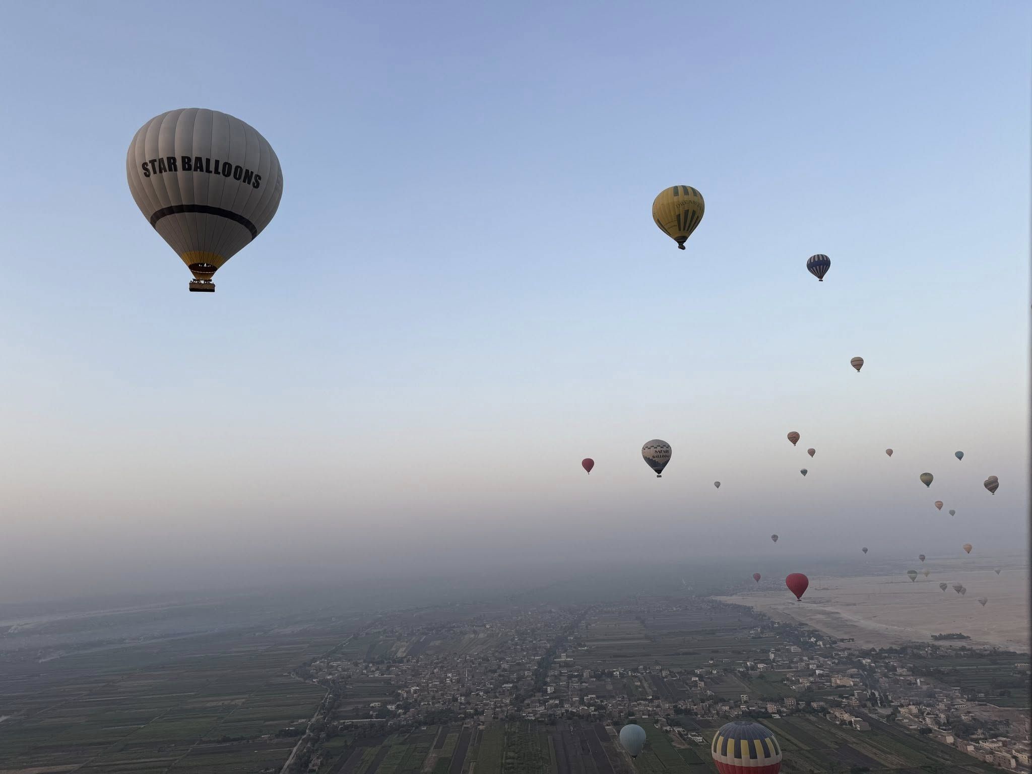 مشاهد مميزة لتحليق رحلات البالون الطائر غرب الأقصر مشاهد مميزة لتحليق رحلات البالون الطائر غرب الأقصر