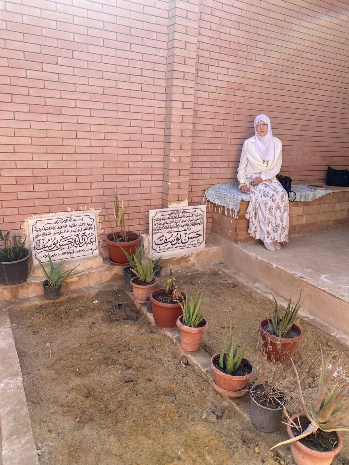 شمس البارودي بجوار قبر زوجها حسن يوسف وابنها عبدالله شمس البارودي بجوار قبر زوجها حسن يوسف وابنها عبدالله