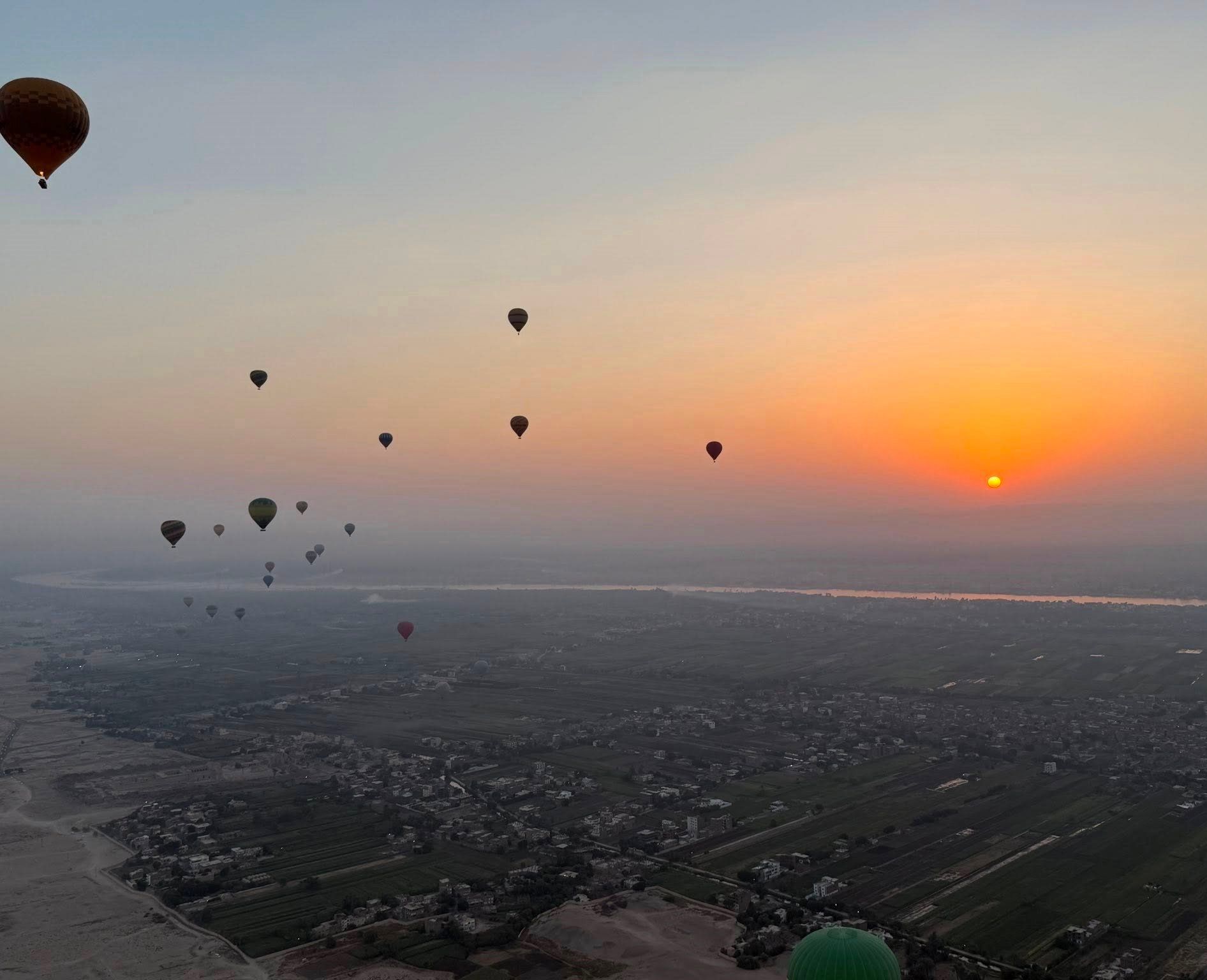 أجواء السحر فى رحلات البالون الطائر أجواء السحر فى رحلات البالون الطائر