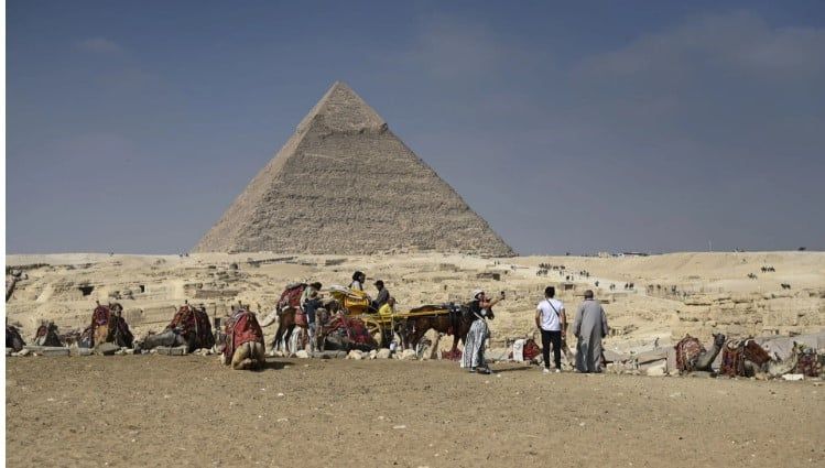 السياح فى الاهرامات السياح فى الاهرامات