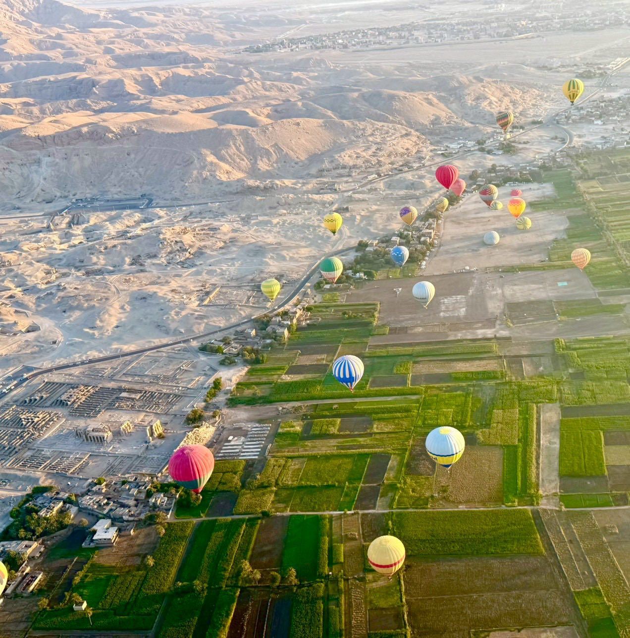 سحر رحلات البالون الطائر فوق الزراعات والمناطق الجبلية سحر رحلات البالون الطائر فوق الزراعات والمناطق الجبلية