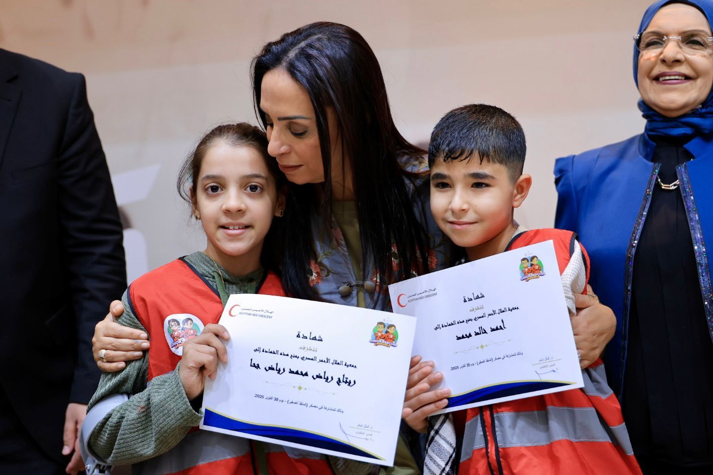 الدكتورة مايا مرسى تسلم الأطفال الفلسطينيين شهادات اجتياز دورة المنقذ الصغير الدكتورة مايا مرسى تسلم الأطفال الفلسطينيين شهادات اجتياز دورة المنقذ الصغير