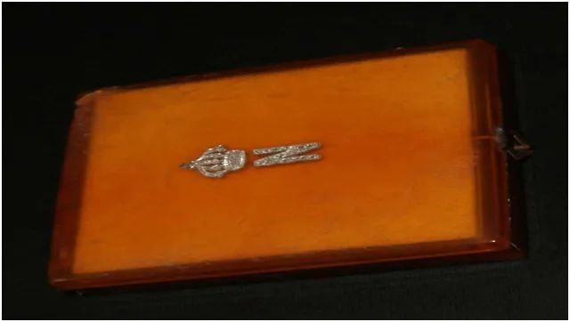 علبة بودرة مرصعه بالالماس