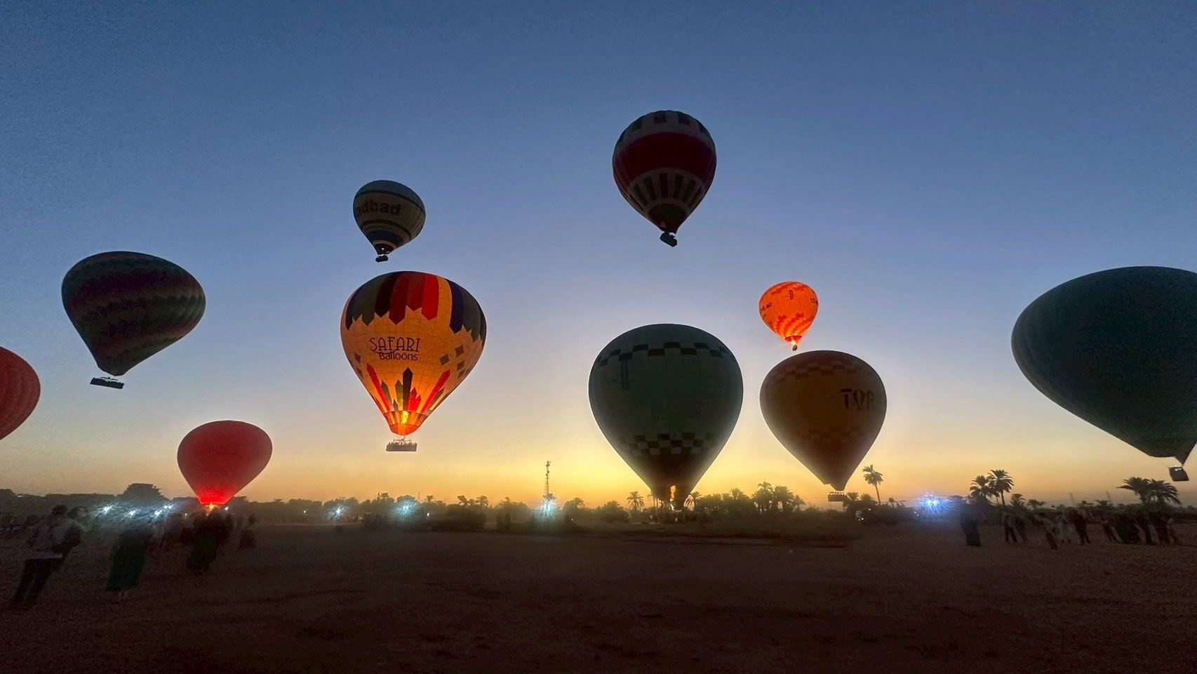 لحظات إقلاع رحلات البالون الطائر من أرض غرب الأقصر لحظات إقلاع رحلات البالون الطائر من أرض غرب الأقصر