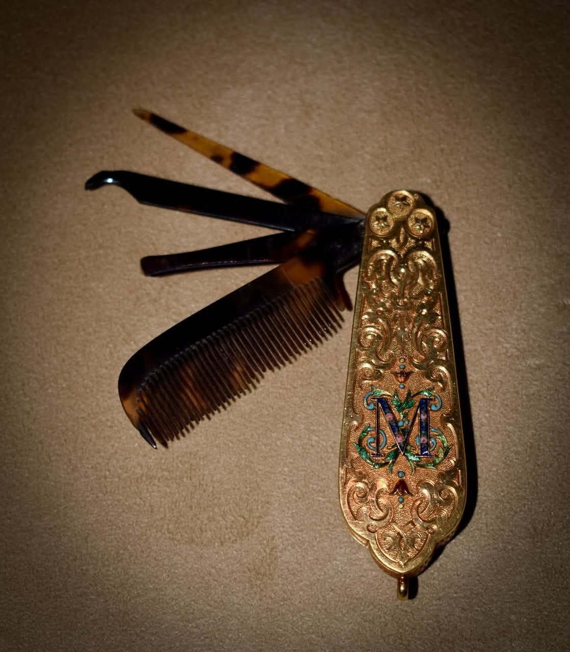 مشط ملمى من الذهب