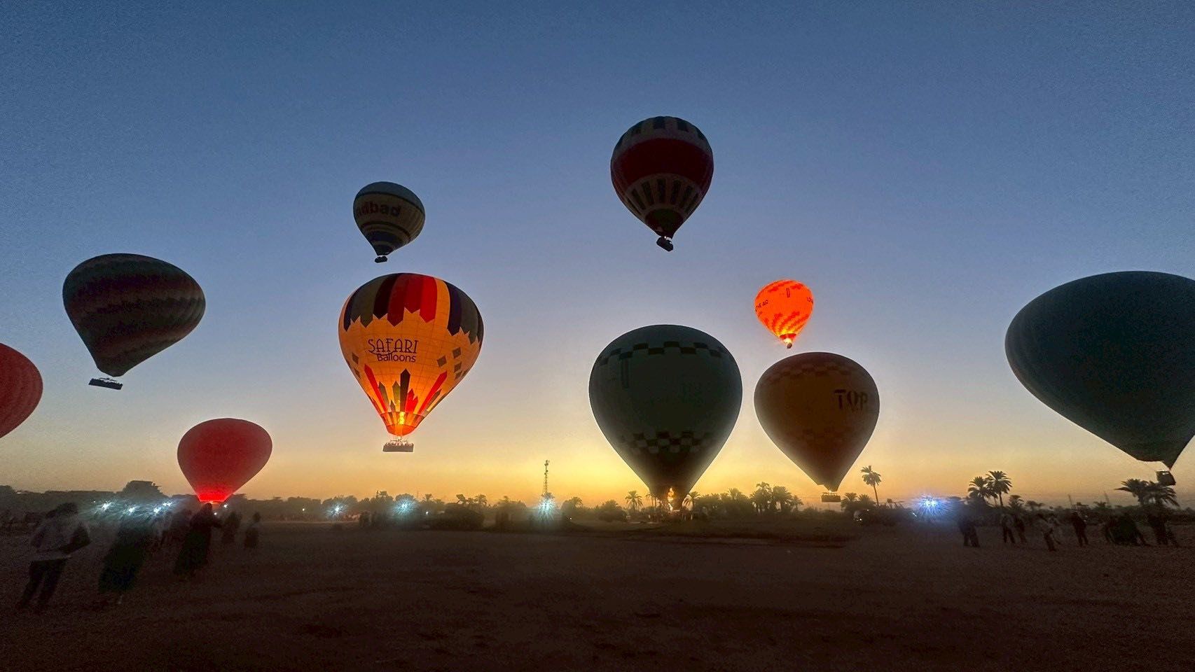 مشهد بديع لإنطلاق رحلات البالون الطائر فى الأقصر مشهد بديع لإنطلاق رحلات البالون الطائر فى الأقصر