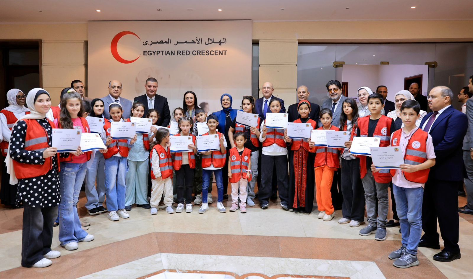 وزيرة التضامن تسلم مجموعة من الأطفال الفلسطينيين شهادات اجتياز دورة المنقذ الصغير وزيرة التضامن تسلم مجموعة من الأطفال الفلسطينيين شهادات اجتياز دورة المنقذ الصغير