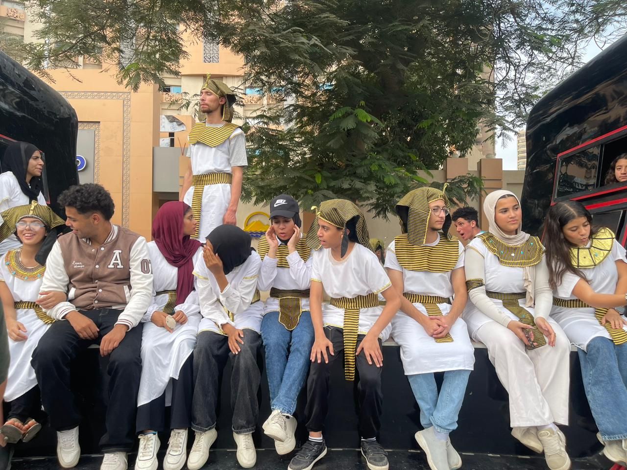 الشباب يرتدون الزى الفرعوني احتفالًا بالمتحف المصري الكبير الشباب يرتدون الزى الفرعوني احتفالًا بالمتحف المصري الكبير