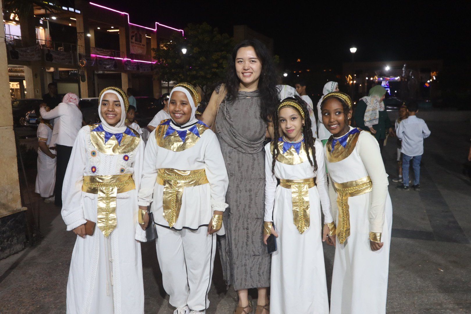 فرحة عارمة بين أهالى أسوان بحفل افتتاح المتحف المصرى الكبير (5) فرحة عارمة بين أهالى أسوان بحفل افتتاح المتحف المصرى الكبير (5)