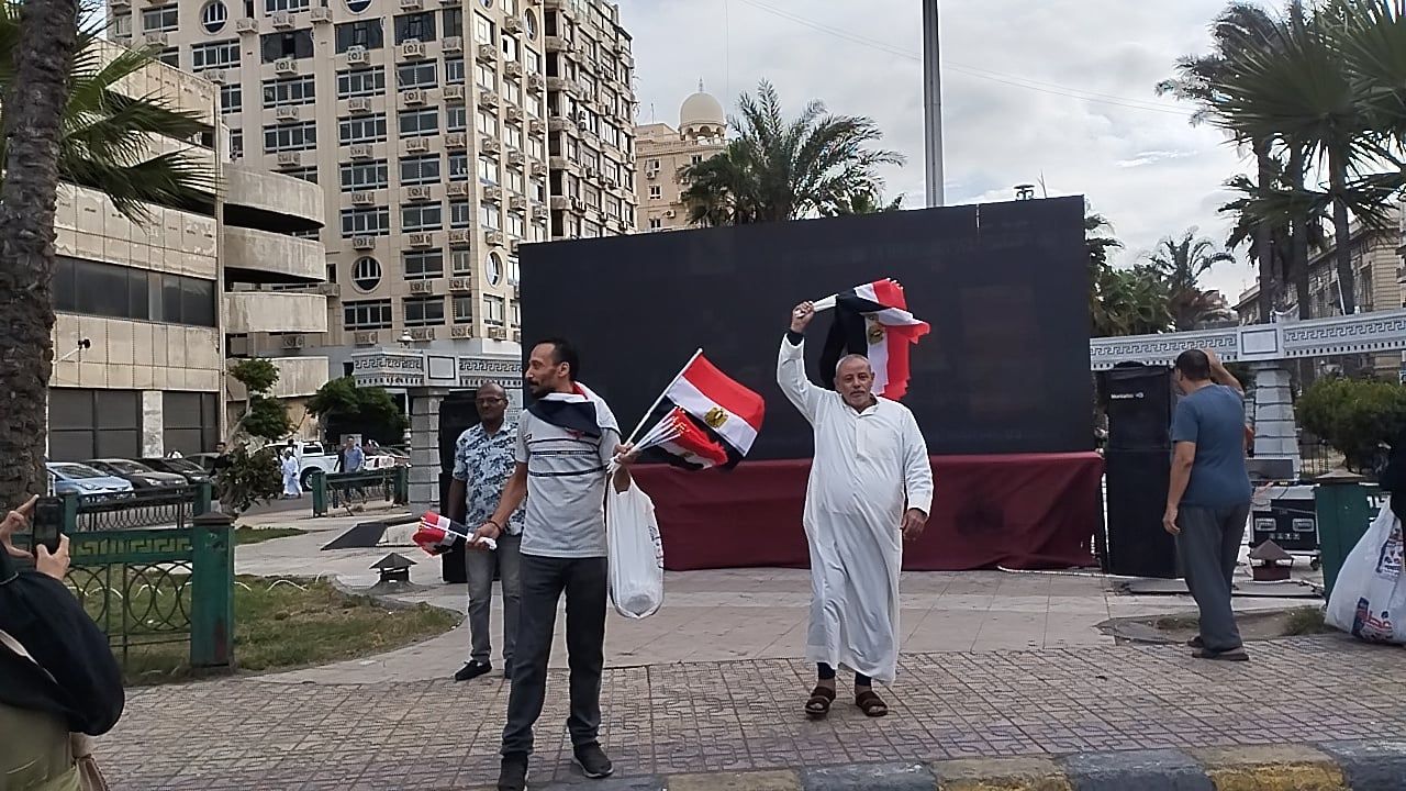 الاعلام المصرية أمام شاشات عرض افتتاح المتحف المصري الكبير الاعلام المصرية أمام شاشات عرض افتتاح المتحف المصري الكبير