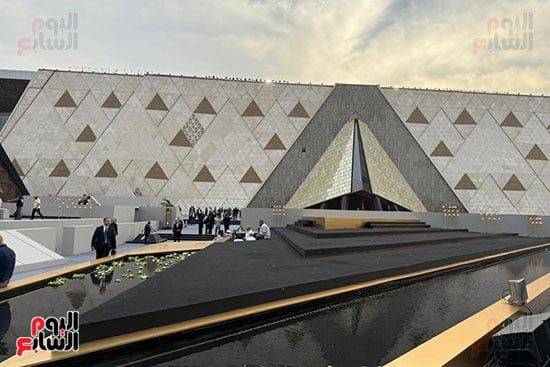 استعدادات قبل بدء حفل افتتاح المتحف الكبير استعدادات قبل بدء حفل افتتاح المتحف الكبير