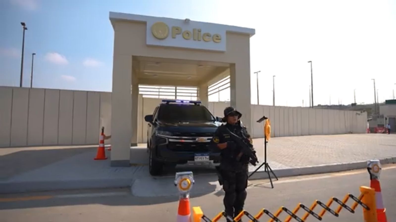 انتشار شرطي مكثف لتأمين ضيوف مصر قبل افتتاح المتحف المصري (1) انتشار شرطي مكثف لتأمين ضيوف مصر قبل افتتاح المتحف المصري (1)