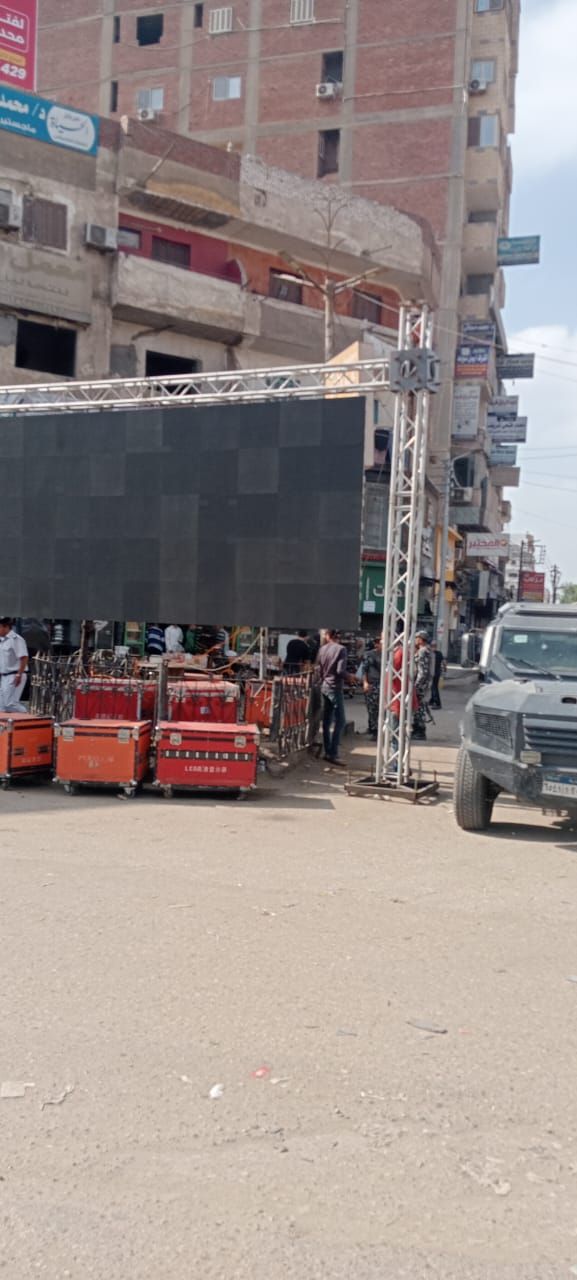 تركيب شاشات إلكترونية لنقل احتفالات افتتاح المتحف المصري الكبير