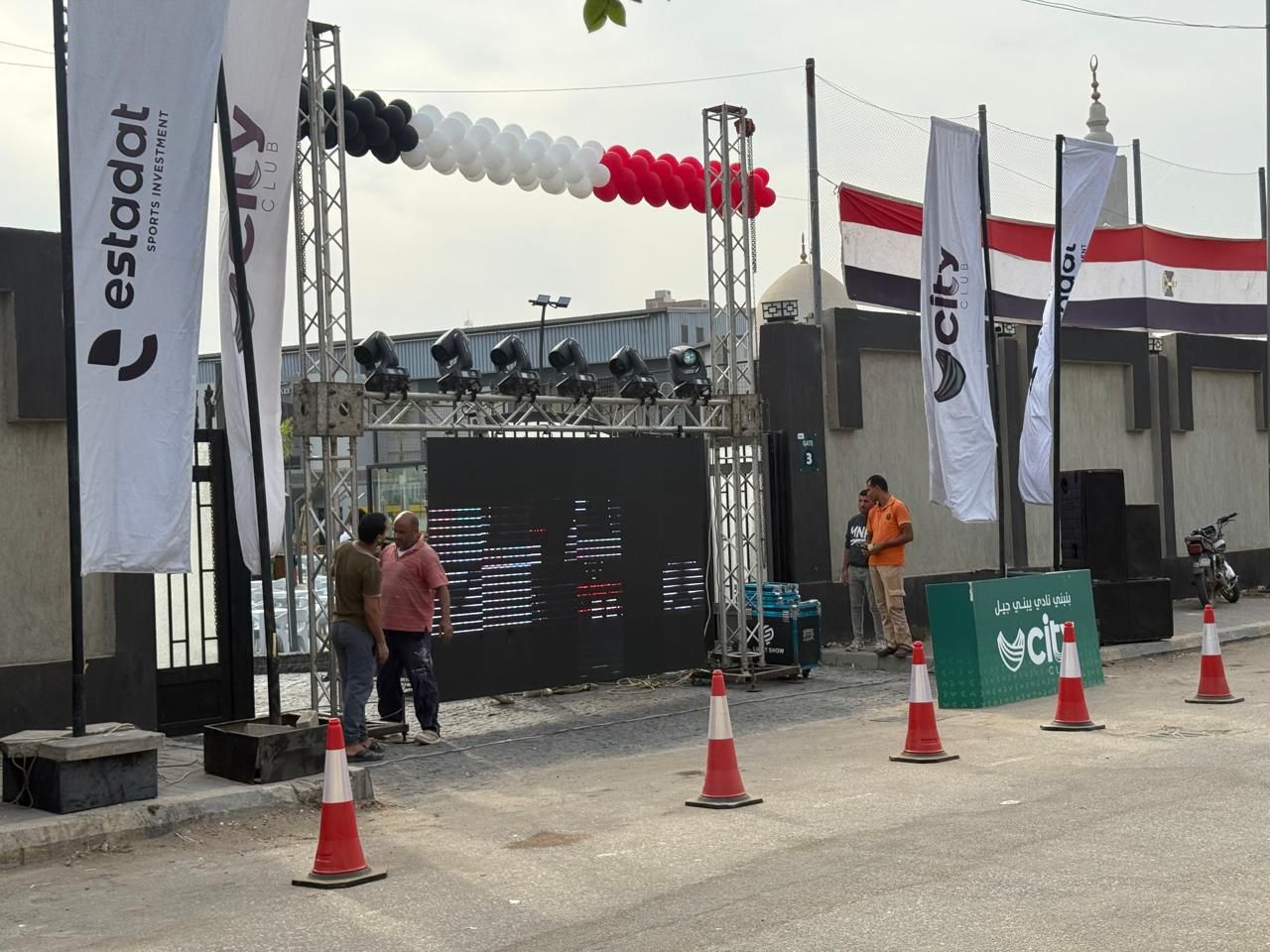 جانب من استعدادات نقل الاحتفالات جانب من استعدادات نقل الاحتفالات