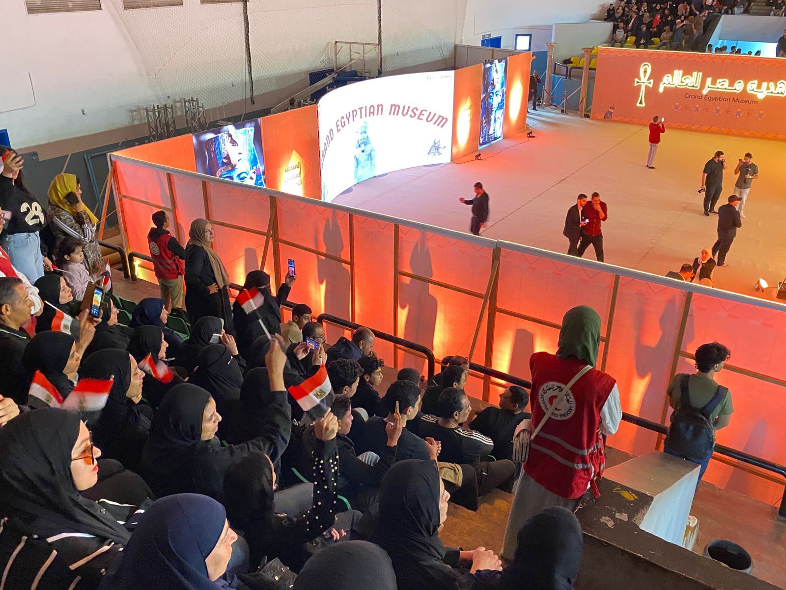 الهلال الأحمر المصري ينتشر لتأمين التجمعات (2) الهلال الأحمر المصري ينتشر لتأمين التجمعات (2)