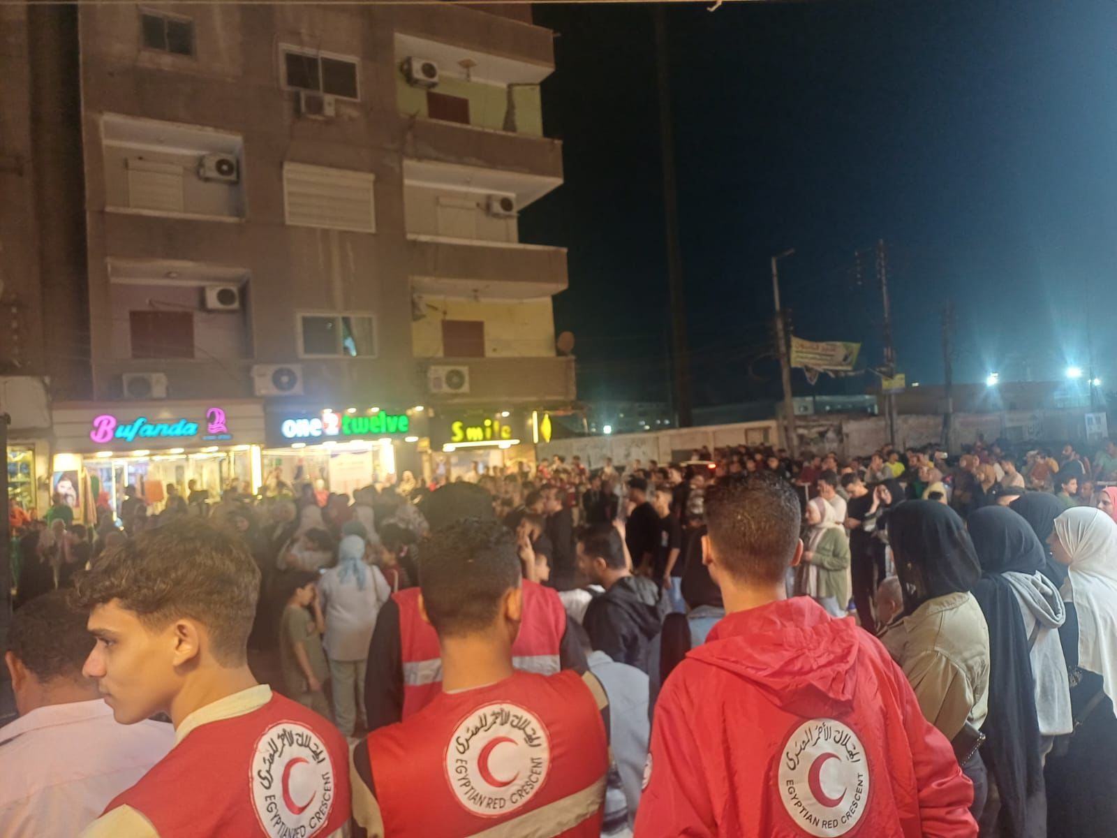 الهلال الأحمر المصري ينتشر لتأمين التجمعات (1) الهلال الأحمر المصري ينتشر لتأمين التجمعات (1)