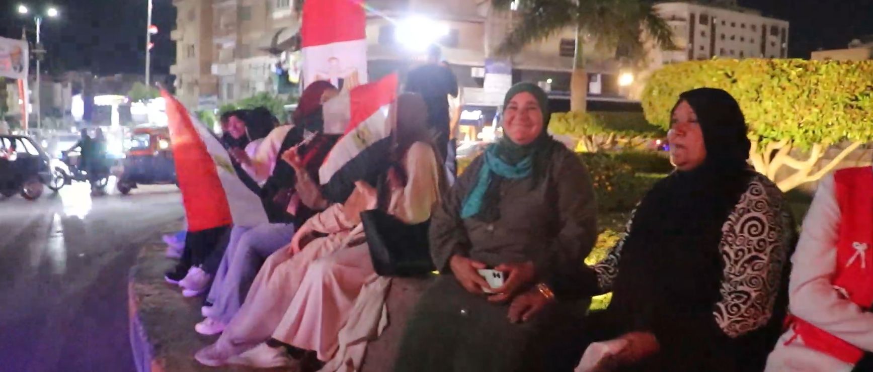 سيدات وفتيات يحملن العلم المصري سيدات وفتيات يحملن العلم المصري