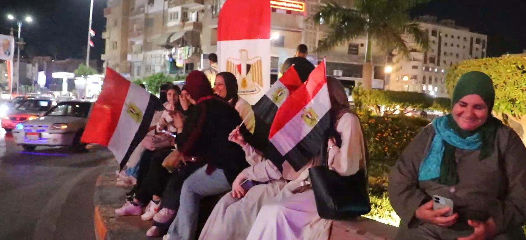 تواجد عدد من المواطنين بالميادين تواجد عدد من المواطنين بالميادين