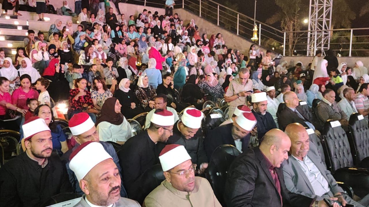 المواطنين أمام الشاشات المواطنين أمام الشاشات