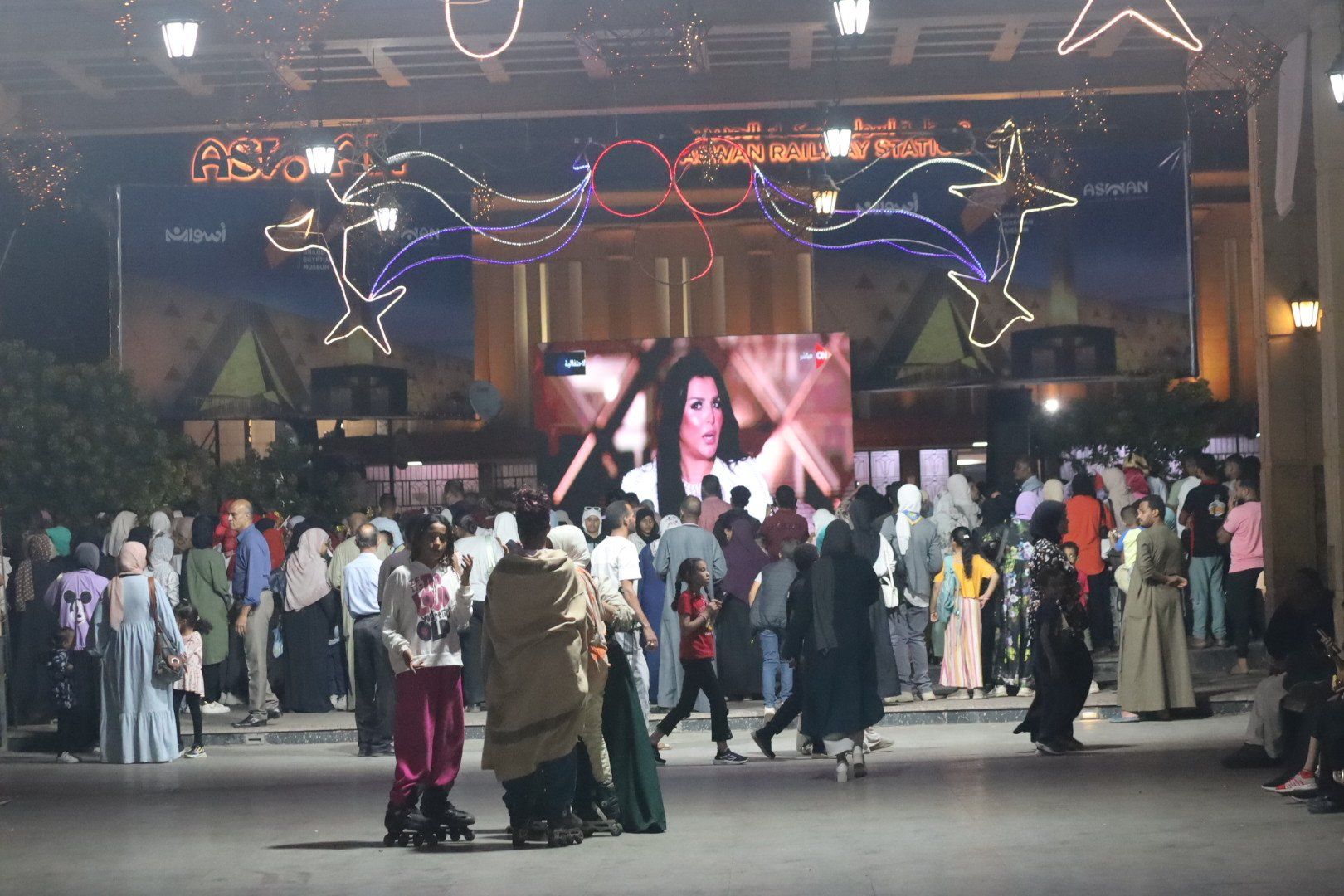 فرحة عارمة بين أهالى أسوان بحفل افتتاح المتحف المصرى الكبير (9) فرحة عارمة بين أهالى أسوان بحفل افتتاح المتحف المصرى الكبير (9)