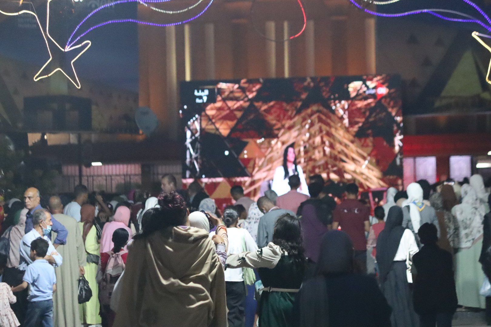 فرحة عارمة بين أهالى أسوان بحفل افتتاح المتحف المصرى الكبير (8) فرحة عارمة بين أهالى أسوان بحفل افتتاح المتحف المصرى الكبير (8)