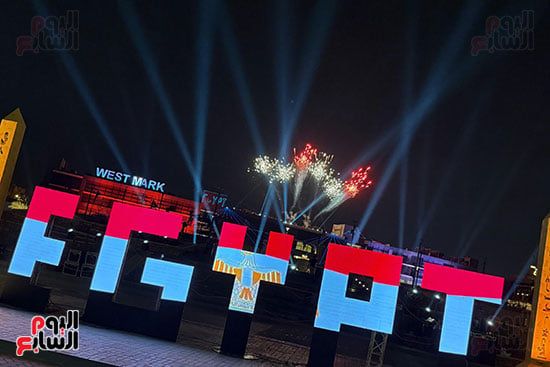 فاير شو وعروض ليزر تزين سماء القاهرة فاير شو وعروض ليزر تزين سماء القاهرة