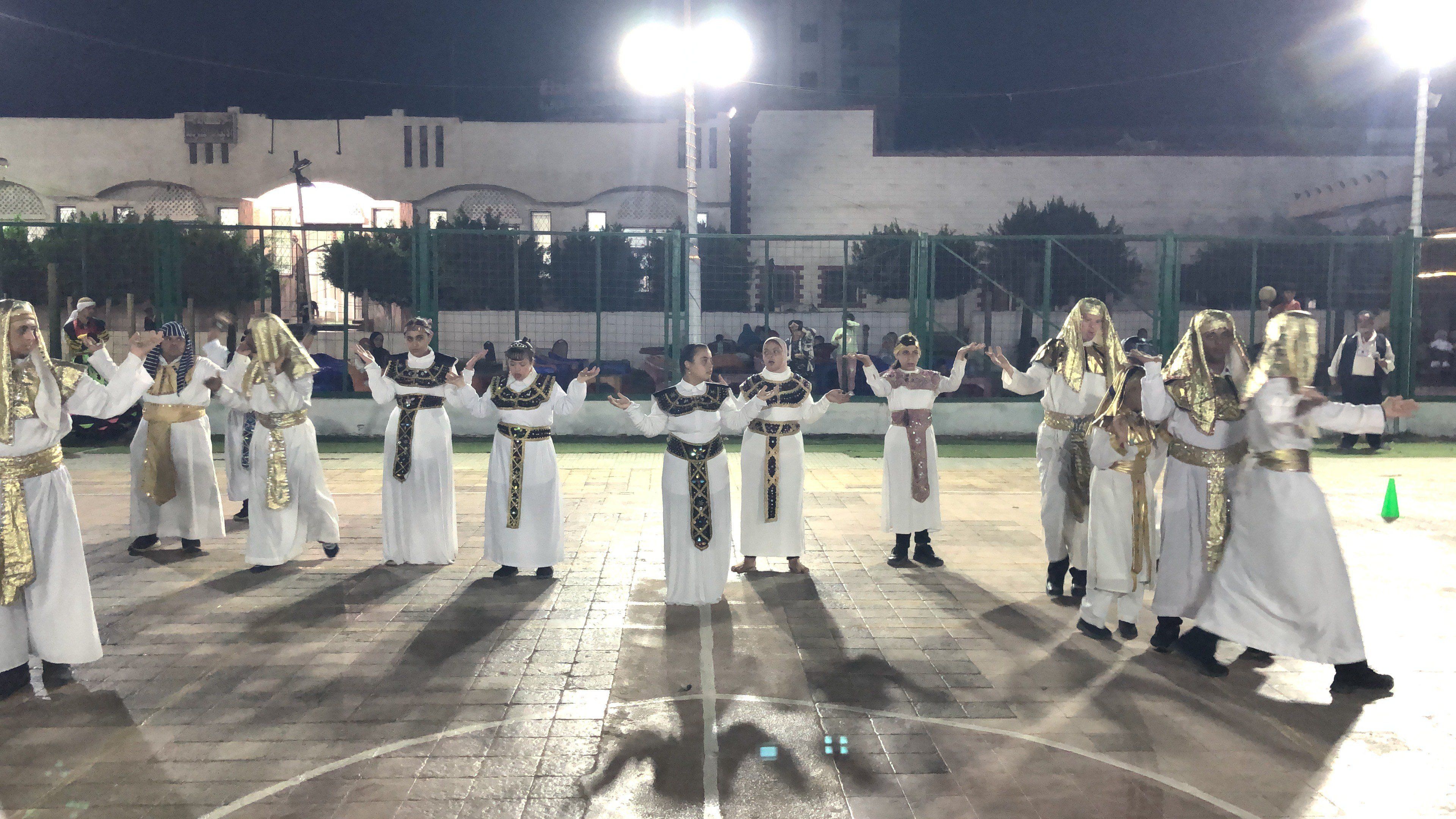 العرض الفنى لقادرون باختلاف العرض الفنى لقادرون باختلاف