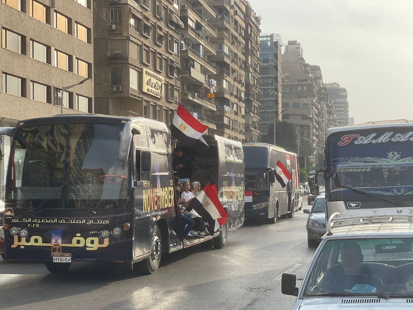 باصات مزيّنة وأعلام ترفرف في الشوارع باصات مزيّنة وأعلام ترفرف في الشوارع