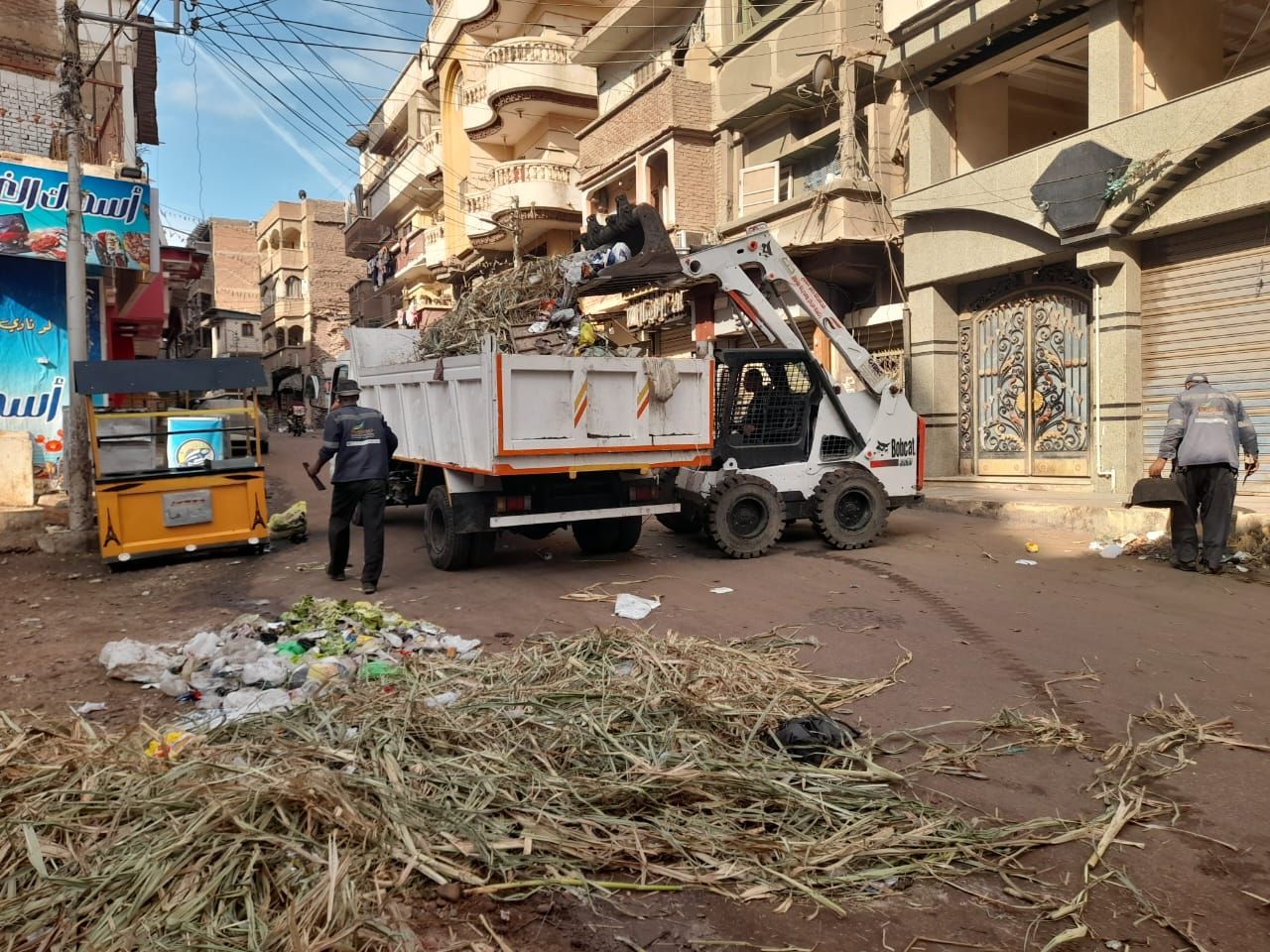 رفع المخلفات من محيط ميدان مسجد الدسوقي