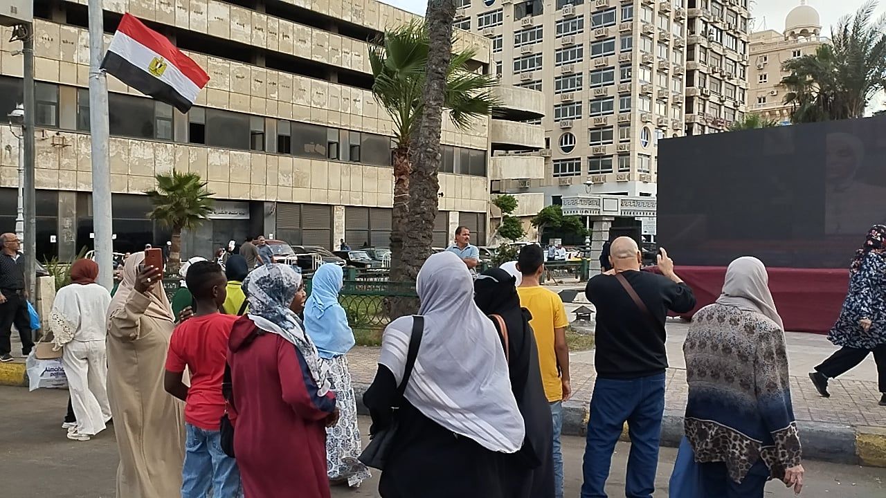 توافد أعداد من المواطنين أمام شاشات عرض افتتاح المتحف المصري بشوراع الإسكندرية توافد أعداد من المواطنين أمام شاشات عرض افتتاح المتحف المصري بشوراع الإسكندرية