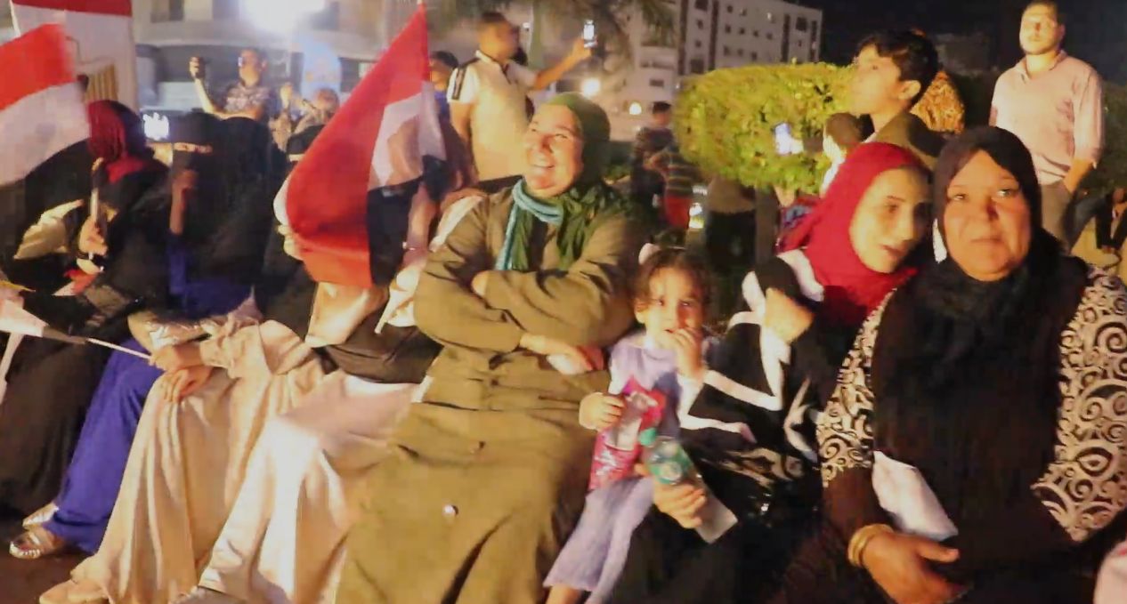 اجتماع الأسر لمتابعة الحدث التاريخي اجتماع الأسر لمتابعة الحدث التاريخي