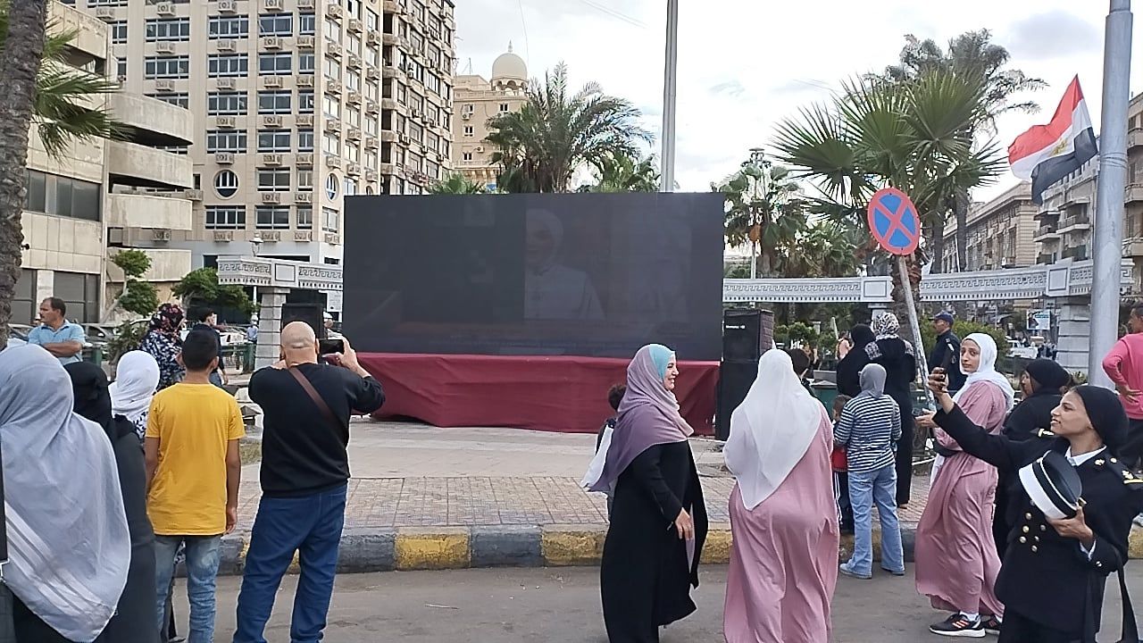 توافد اعداد من المواطنين أمام شاشات عرض افتتاح المتحف المصري توافد اعداد من المواطنين أمام شاشات عرض افتتاح المتحف المصري