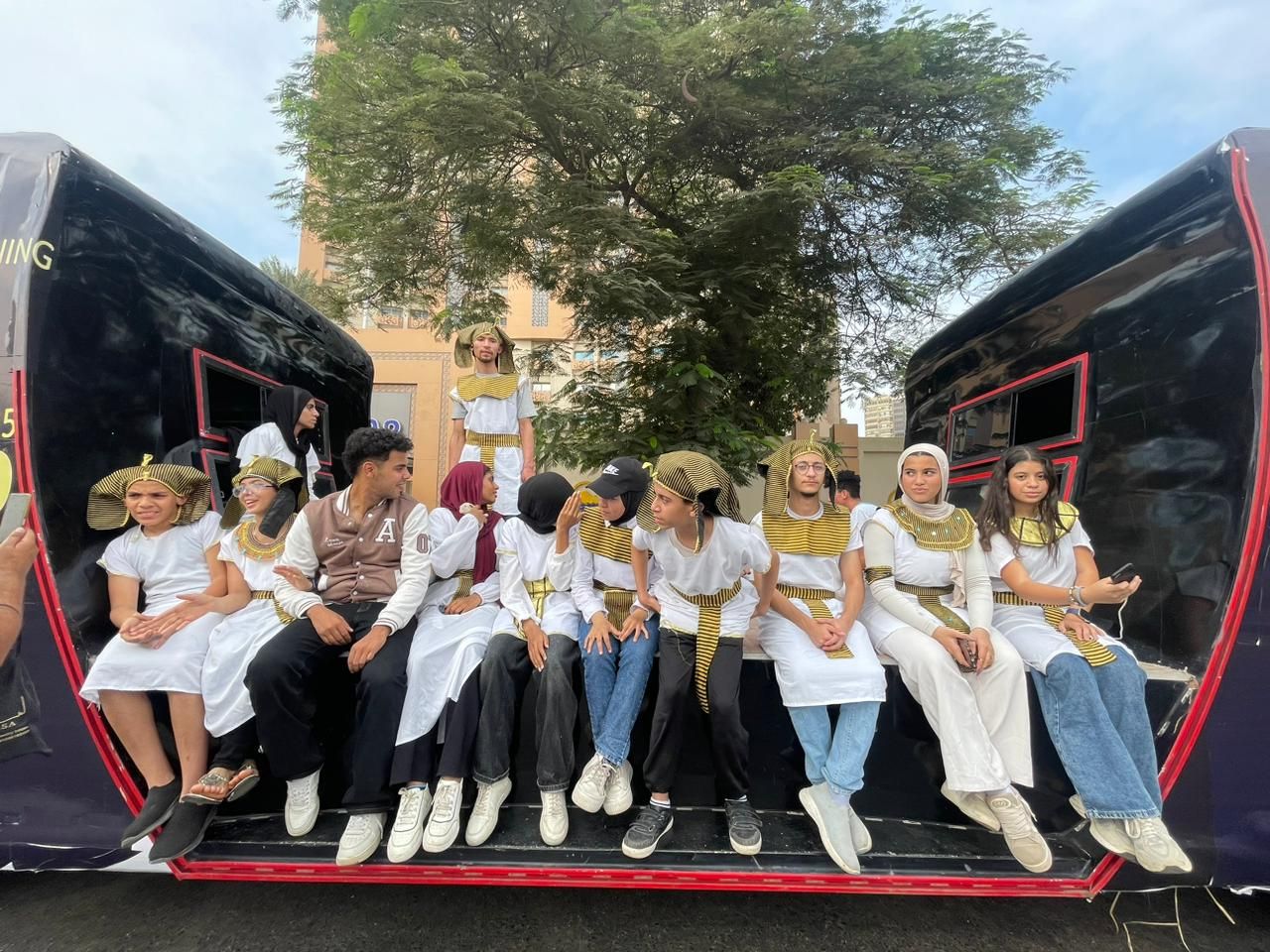 أطفال وشباب في الجيزة يرتدون الزى الفرعوني احتفالًا بالمتحف المصري الكبير أطفال وشباب في الجيزة يرتدون الزى الفرعوني احتفالًا بالمتحف المصري الكبير