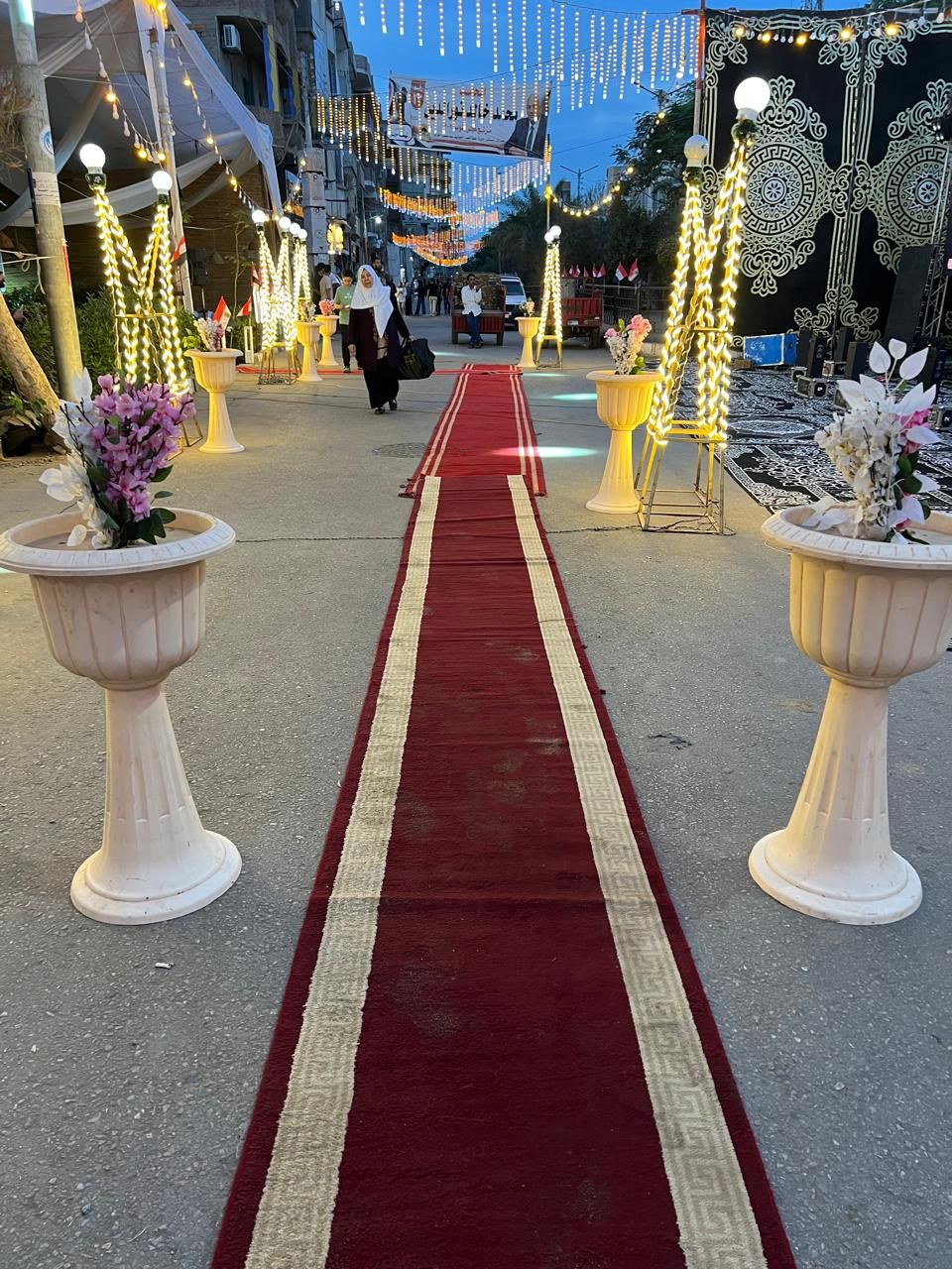 الشوارع تتزين بالانوار الشوارع تتزين بالانوار