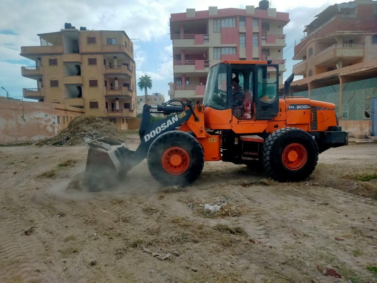 رفع المخلفات وتمهيد الطرق رفع المخلفات وتمهيد الطرق