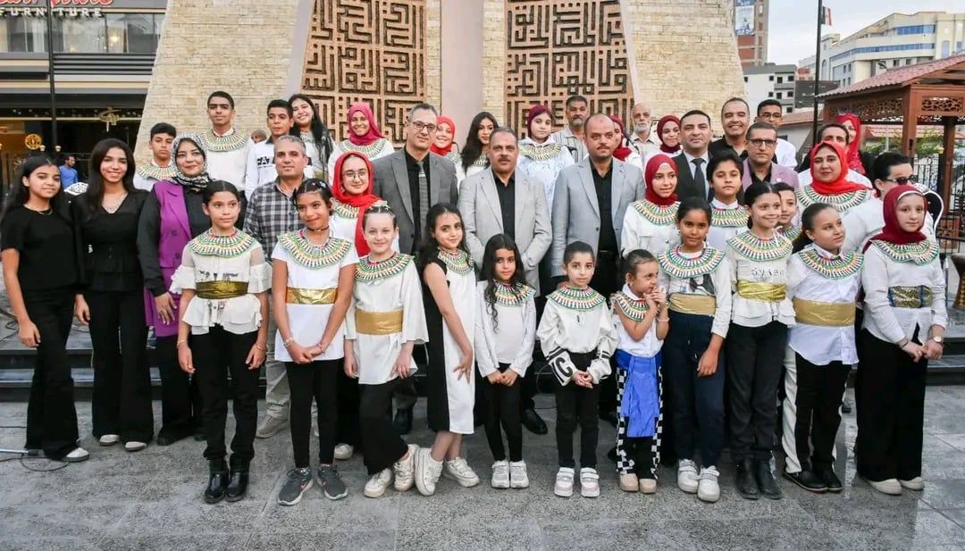 محافظ الشرقية يتلقط صورة تذكارية مع كورال أطفال محافظ الشرقية يتلقط صورة تذكارية مع كورال أطفال