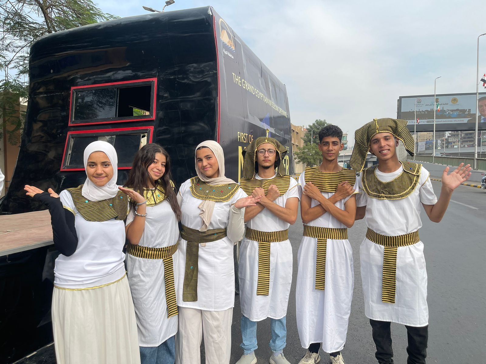 شباب فى الجيزة يرتدون الزى الفرعوني احتفالًا بالمتحف المصري الكبير شباب فى الجيزة يرتدون الزى الفرعوني احتفالًا بالمتحف المصري الكبير