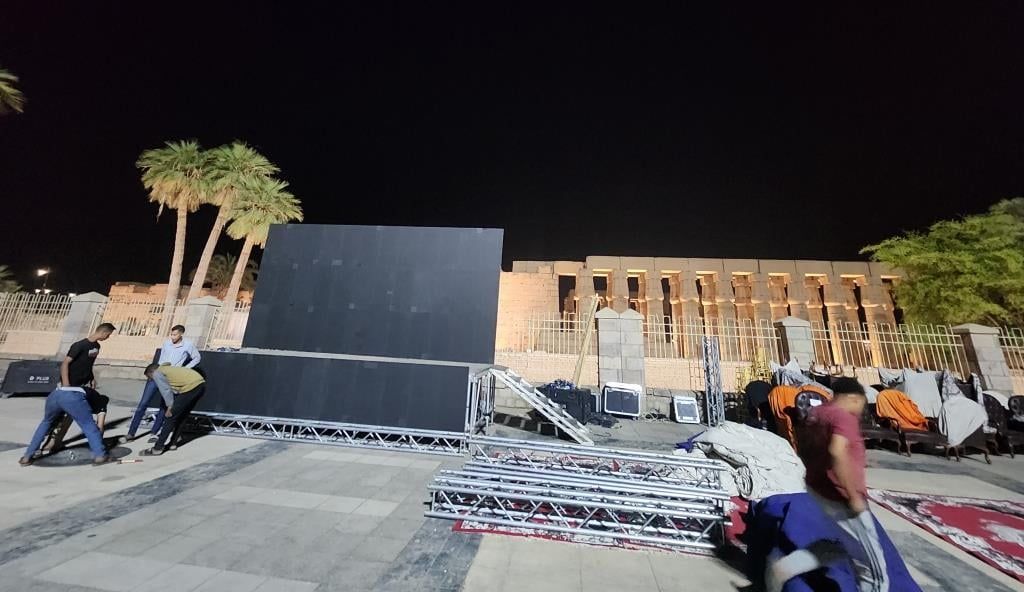 تجهيز الشاشات لوضعها فى الميادين تجهيز الشاشات لوضعها فى الميادين