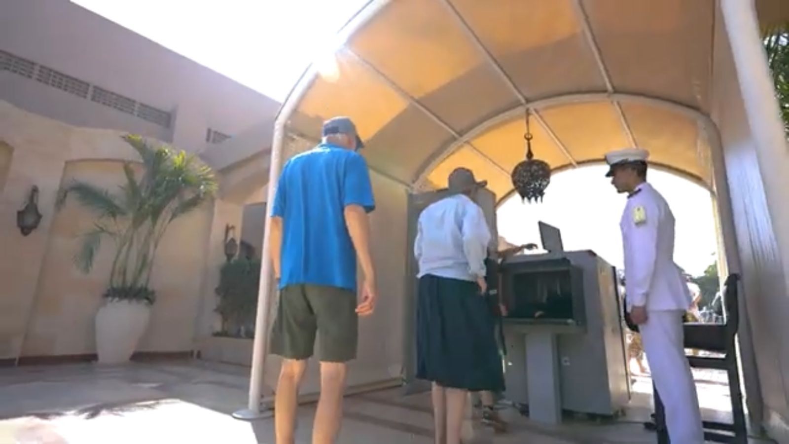 انتشار شرطي مكثف لتأمين ضيوف مصر قبل افتتاح المتحف المصري (6) انتشار شرطي مكثف لتأمين ضيوف مصر قبل افتتاح المتحف المصري (6)