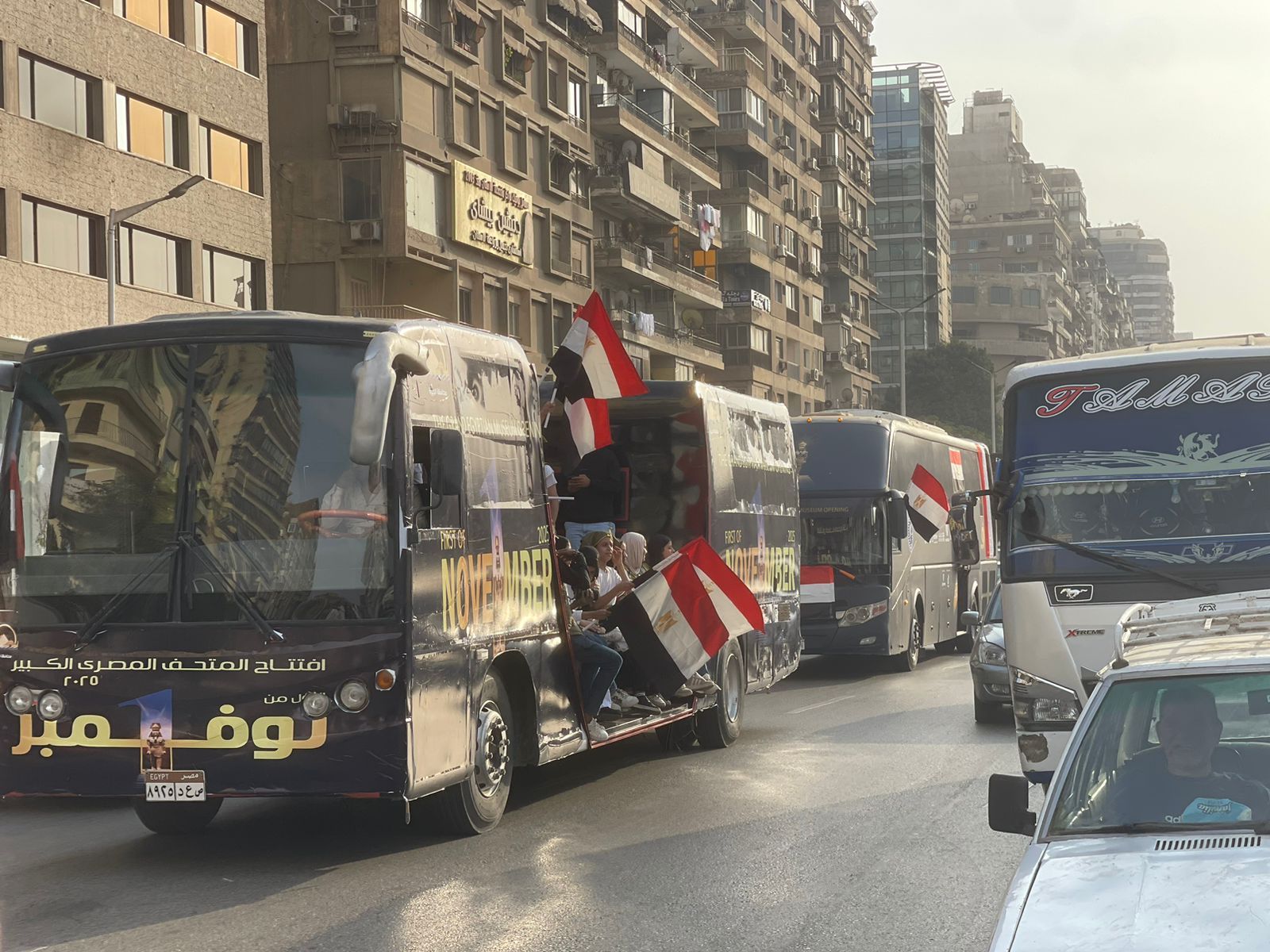 باصات وأعلام فى شوارع الجيزة باصات وأعلام فى شوارع الجيزة