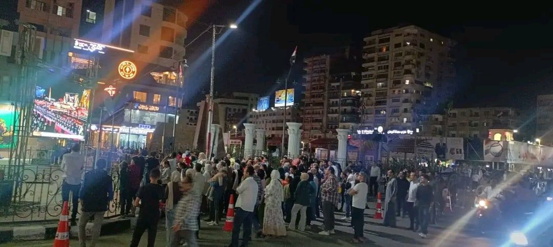 أهالي الشرقية يشاهدون الحفل أهالي الشرقية يشاهدون الحفل