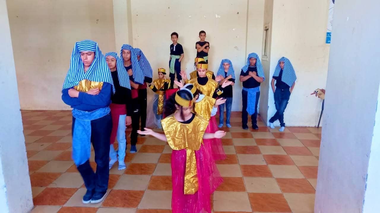 فتيات وشباب يرتدون الزي الفرعوني استعداداً لإفتتاح المتحف المصري الكبير فتيات وشباب يرتدون الزي الفرعوني استعداداً لإفتتاح المتحف المصري الكبير