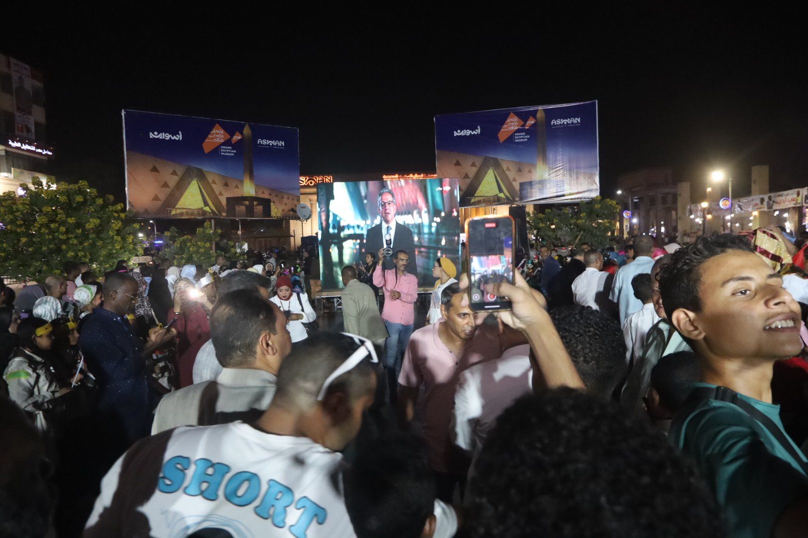 فرحة عارمة بين أهالى أسوان بحفل افتتاح المتحف المصرى الكبير (13) فرحة عارمة بين أهالى أسوان بحفل افتتاح المتحف المصرى الكبير (13)