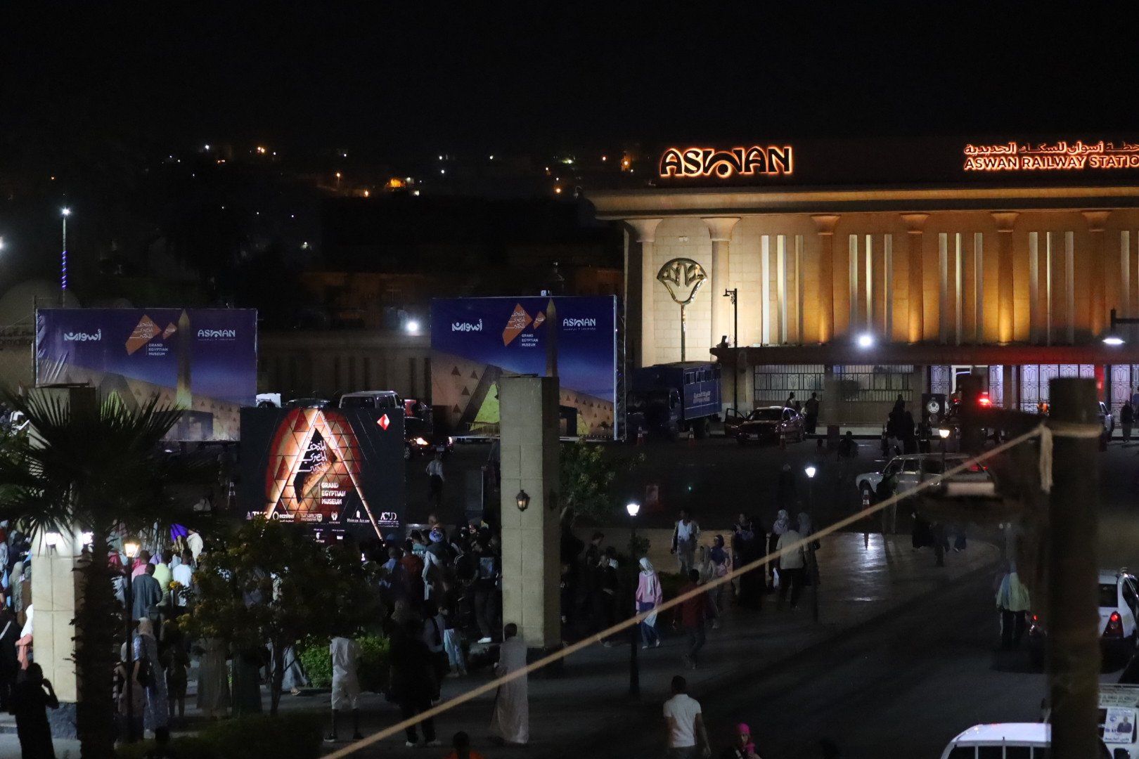 فرحة عارمة بين أهالى أسوان بحفل افتتاح المتحف المصرى الكبير (7) فرحة عارمة بين أهالى أسوان بحفل افتتاح المتحف المصرى الكبير (7)