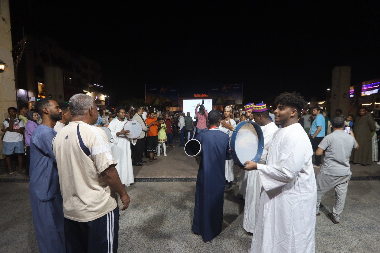 فرحة عارمة بين أهالى أسوان بحفل افتتاح المتحف المصرى الكبير (12) فرحة عارمة بين أهالى أسوان بحفل افتتاح المتحف المصرى الكبير (12)