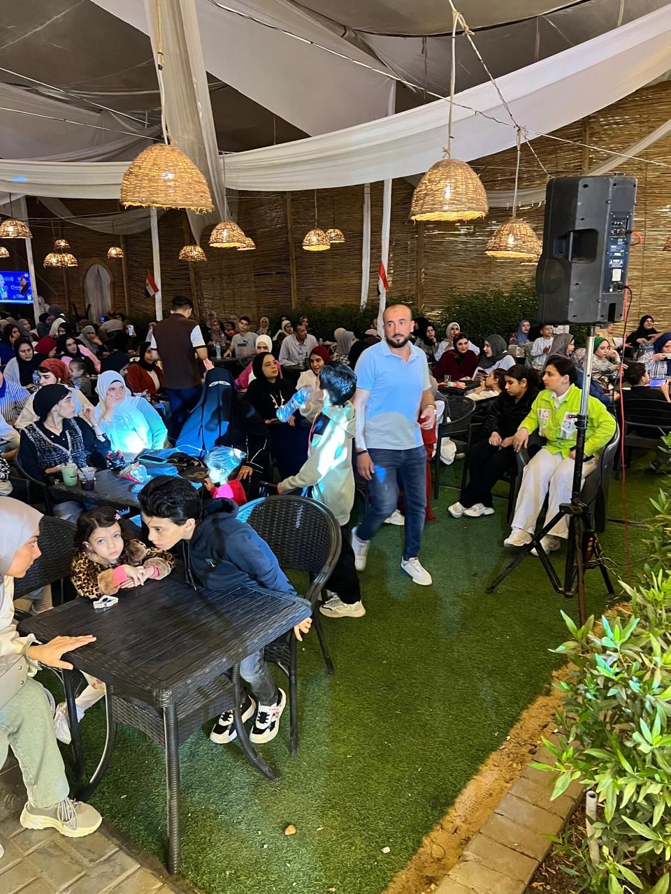 المواطنين يتابعون الاحتفال بالمتحف المصرى المواطنين يتابعون الاحتفال بالمتحف المصرى