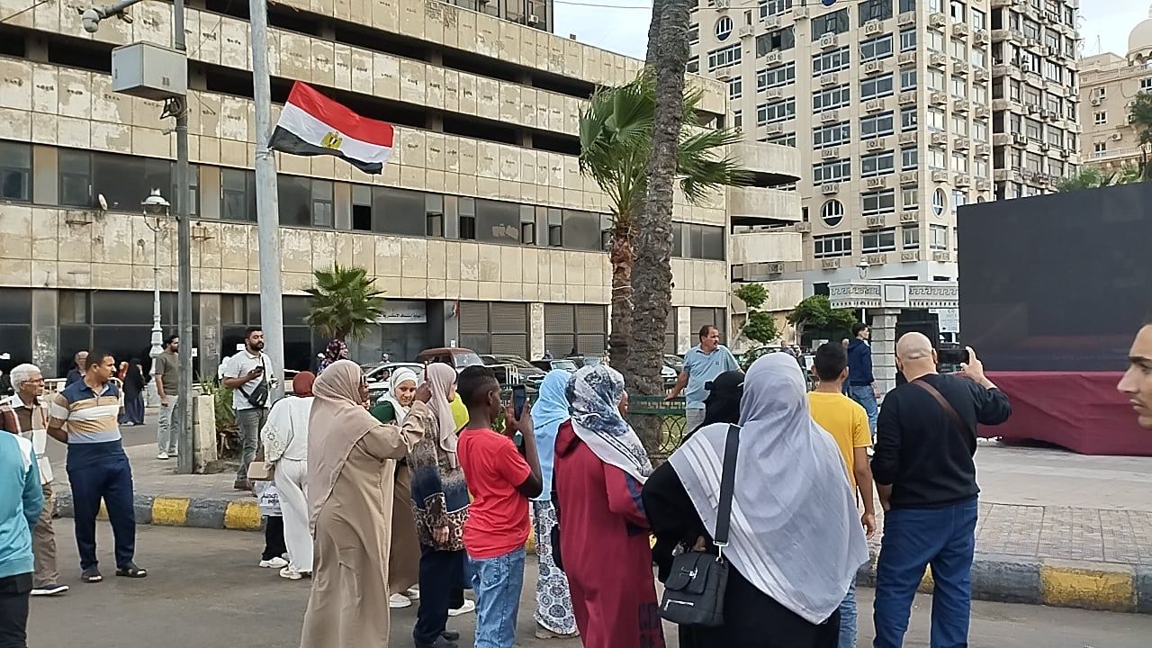 المواطنين يتوافدون أمام شاشات عرض افتتاح المتحف المصري المواطنين يتوافدون أمام شاشات عرض افتتاح المتحف المصري