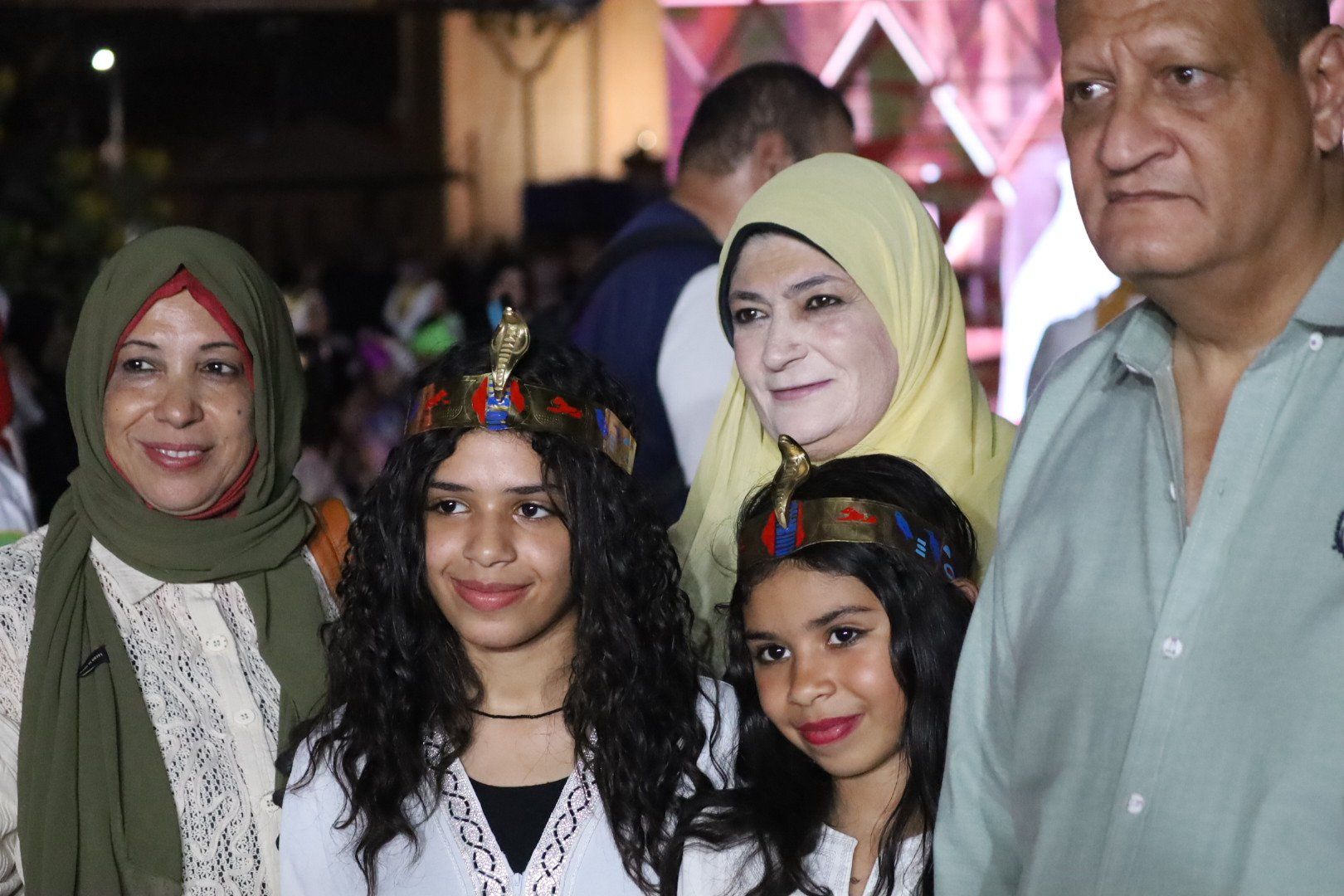 فرحة عارمة بين أهالى أسوان بحفل افتتاح المتحف المصرى الكبير (11) فرحة عارمة بين أهالى أسوان بحفل افتتاح المتحف المصرى الكبير (11)