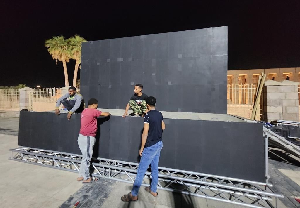 جانب من وضع الشاشات فى الميادين بالأقصر جانب من وضع الشاشات فى الميادين بالأقصر